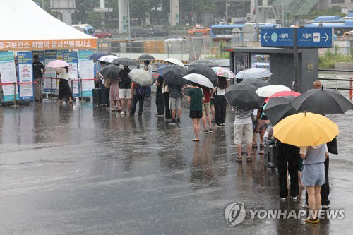 빗 속 코로나19 검사행렬.<연합뉴스 자료사진>